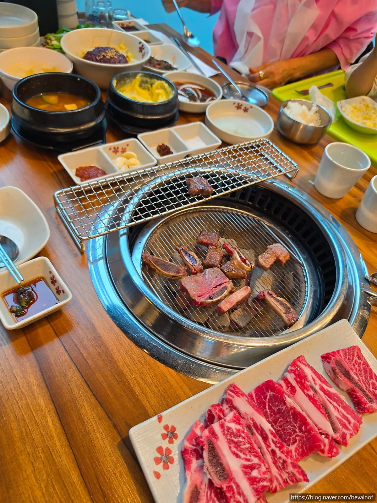 불판에서 구워지는 소생갈비