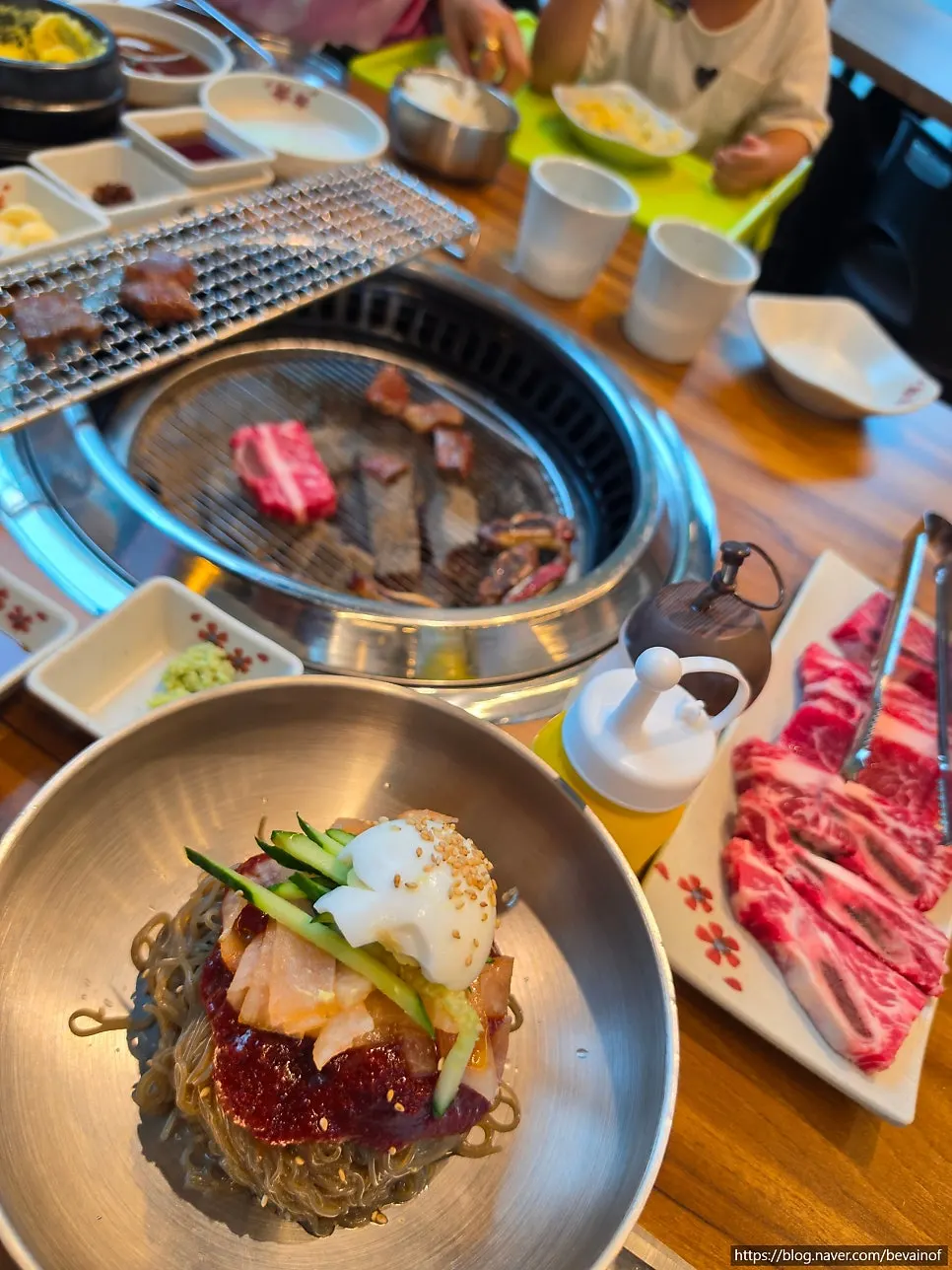 육즙이 흐르는 구운 소갈비