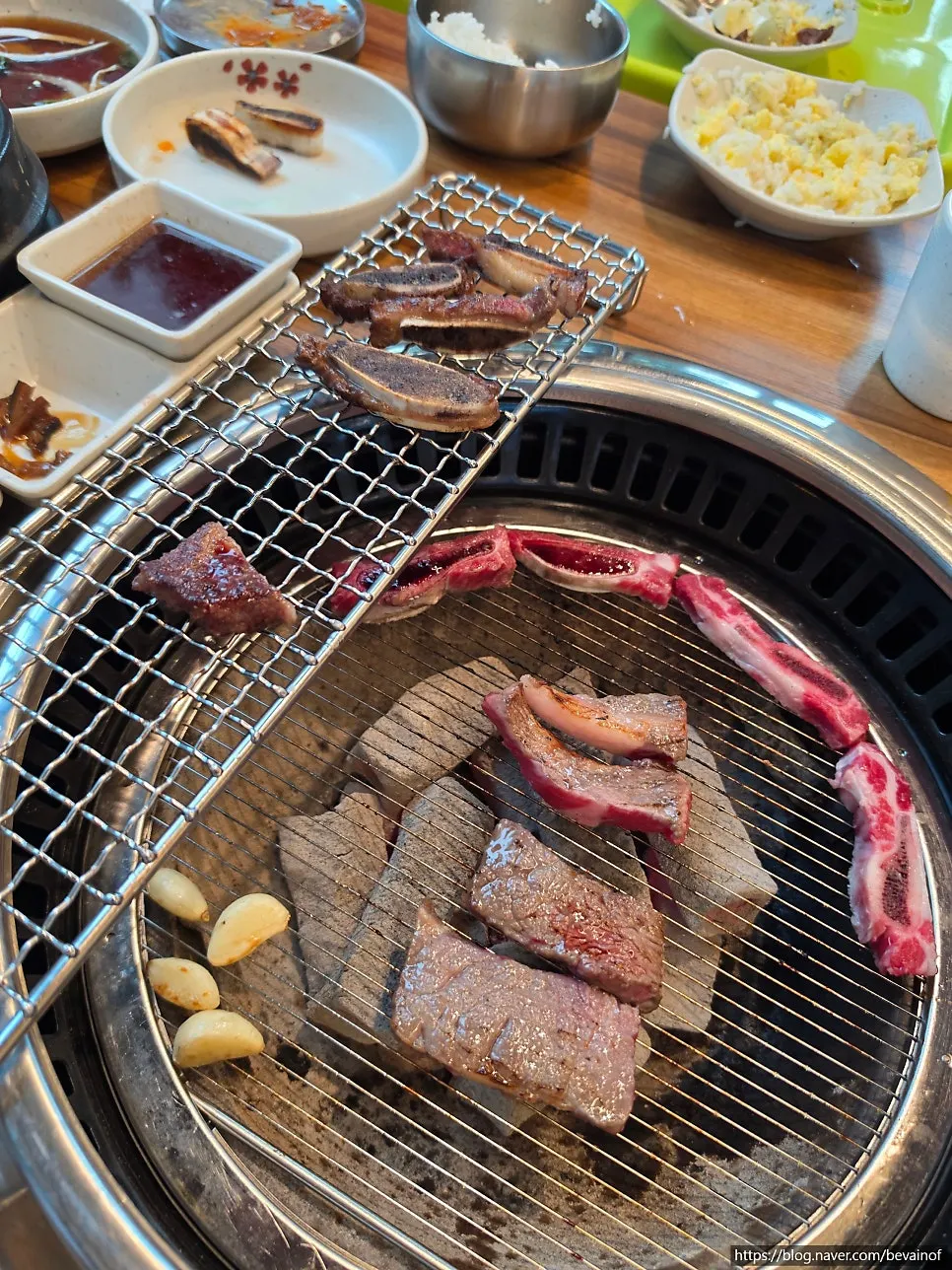 와사비와 개별 접시 양념, 통마늘