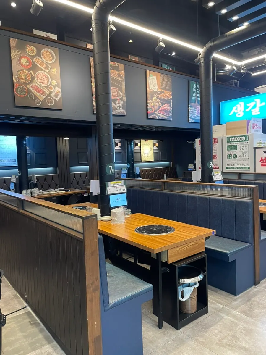 우복금생갈비 서신점 넓은 홀 내부