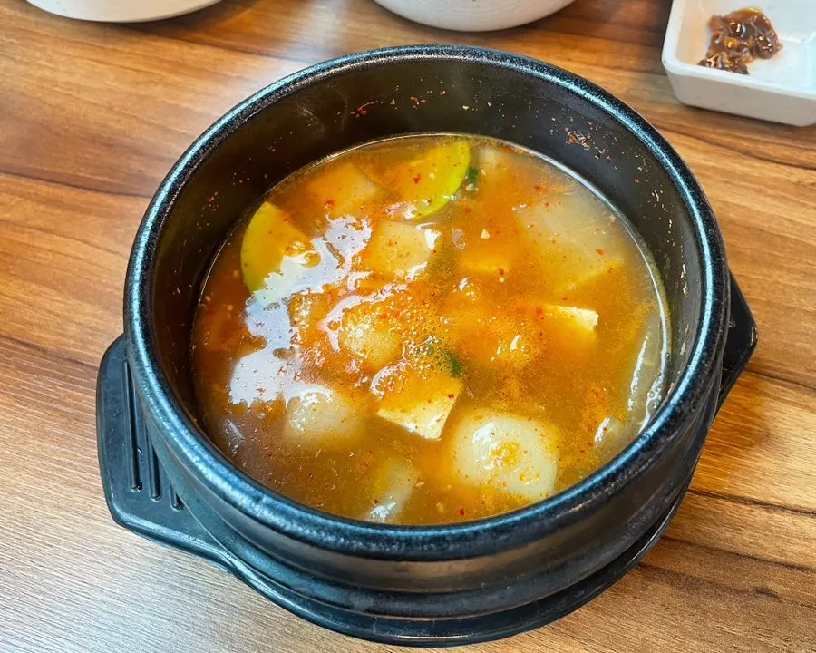 서비스로 나온 고깃집 된장찌개