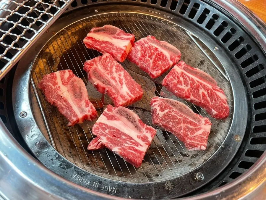마블링이 보이는 소 생갈비 근접