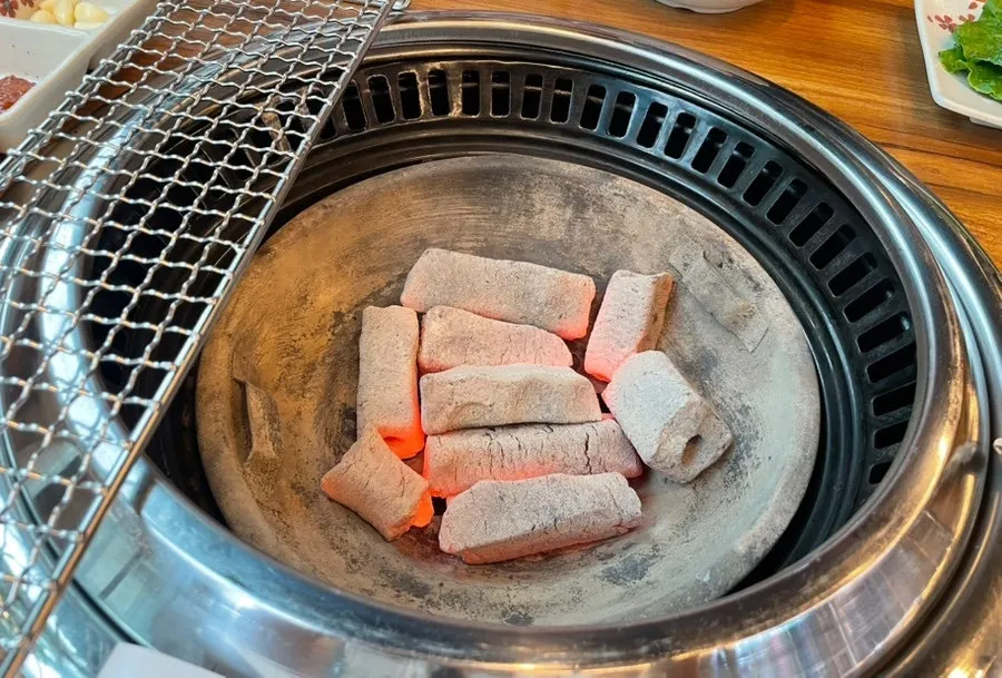 숯불 위에 올린 소 생갈비