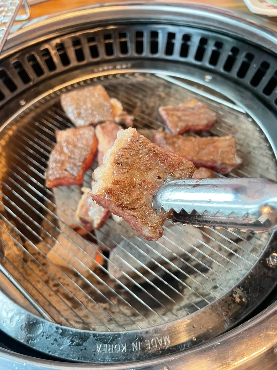 숯불향 입은 구워진 소고기
