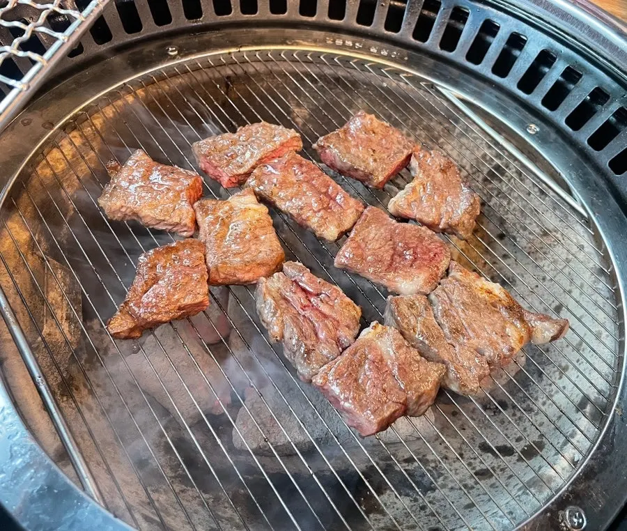 뼈에서 발라낸 갈비살 구운 모습