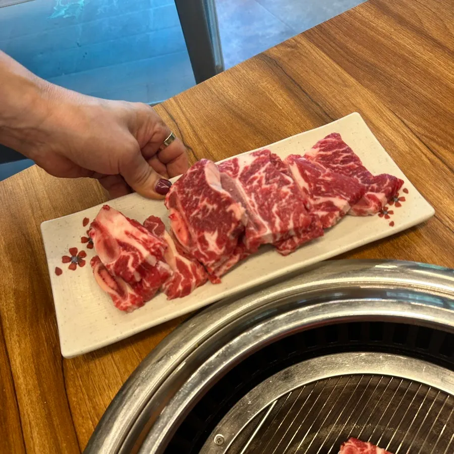접시에 담겨 나온 소 생갈비