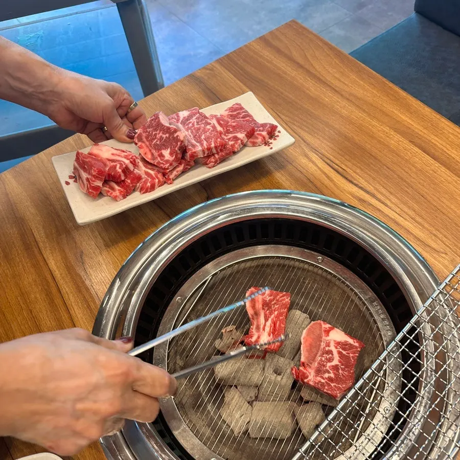 숯불 위에서 익어가는 소 생갈비