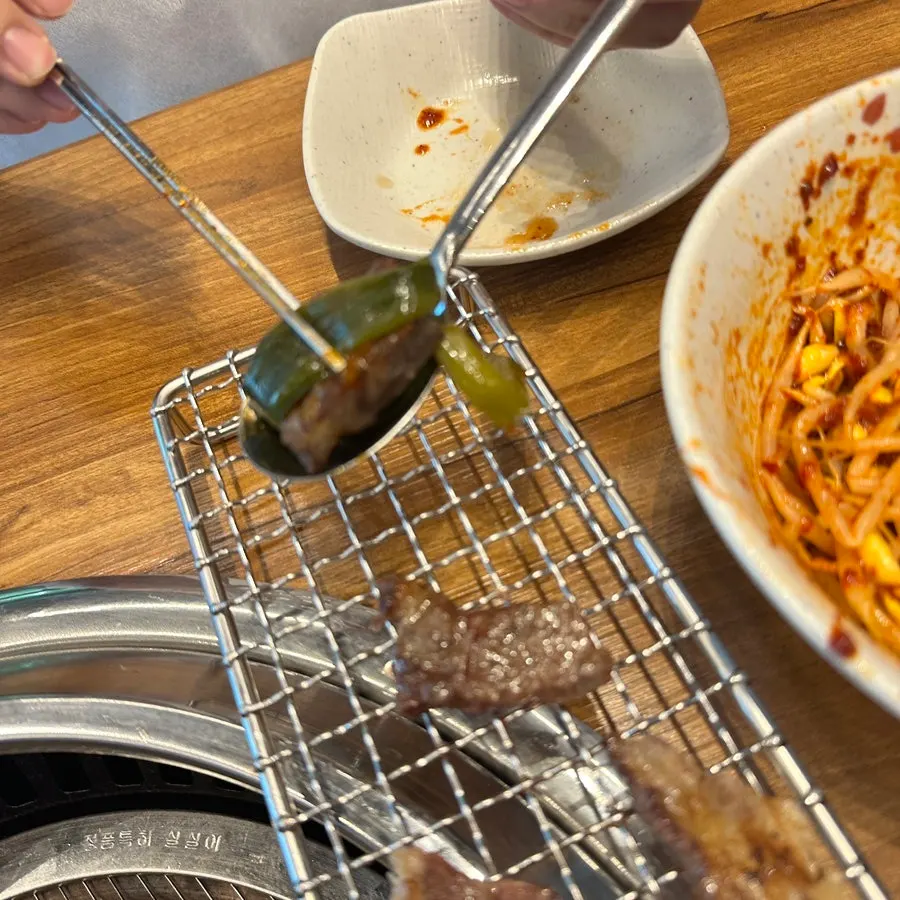 구워진 소 생갈비 한 점