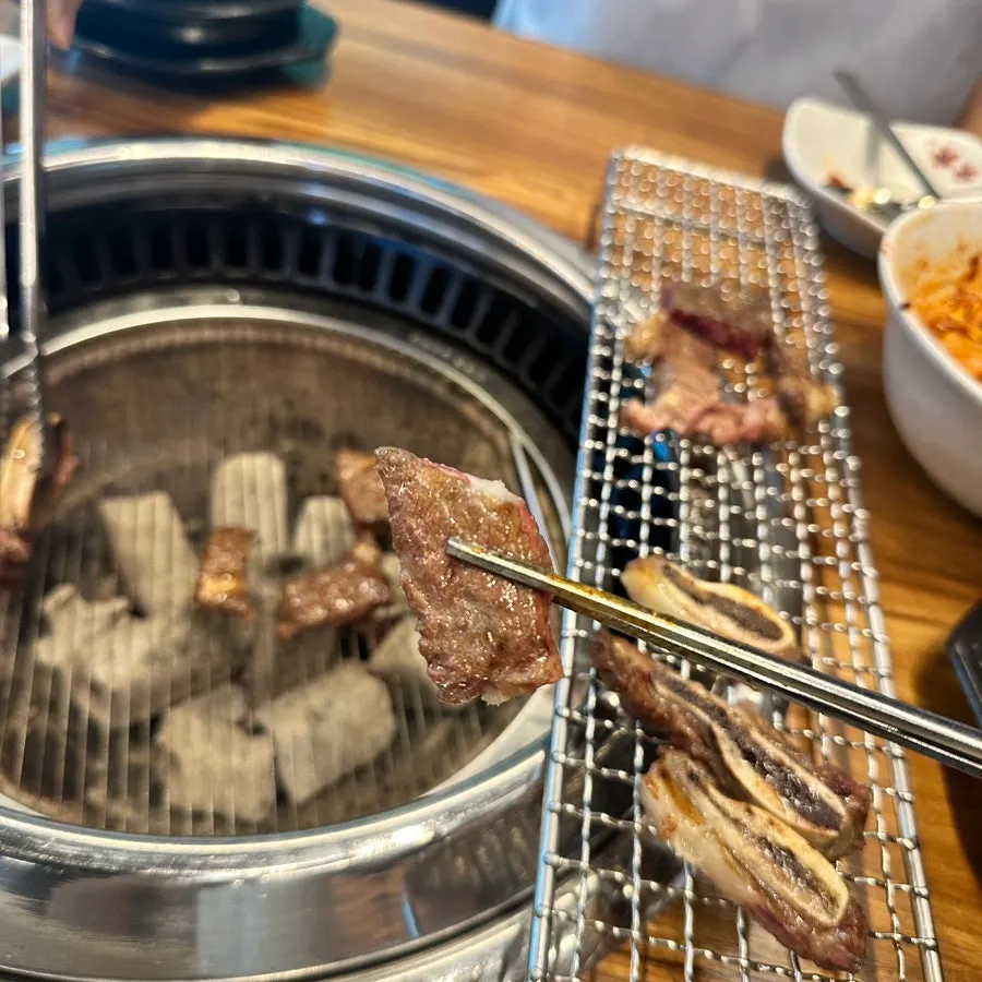 불판 위 소 생갈비 굽는 모습