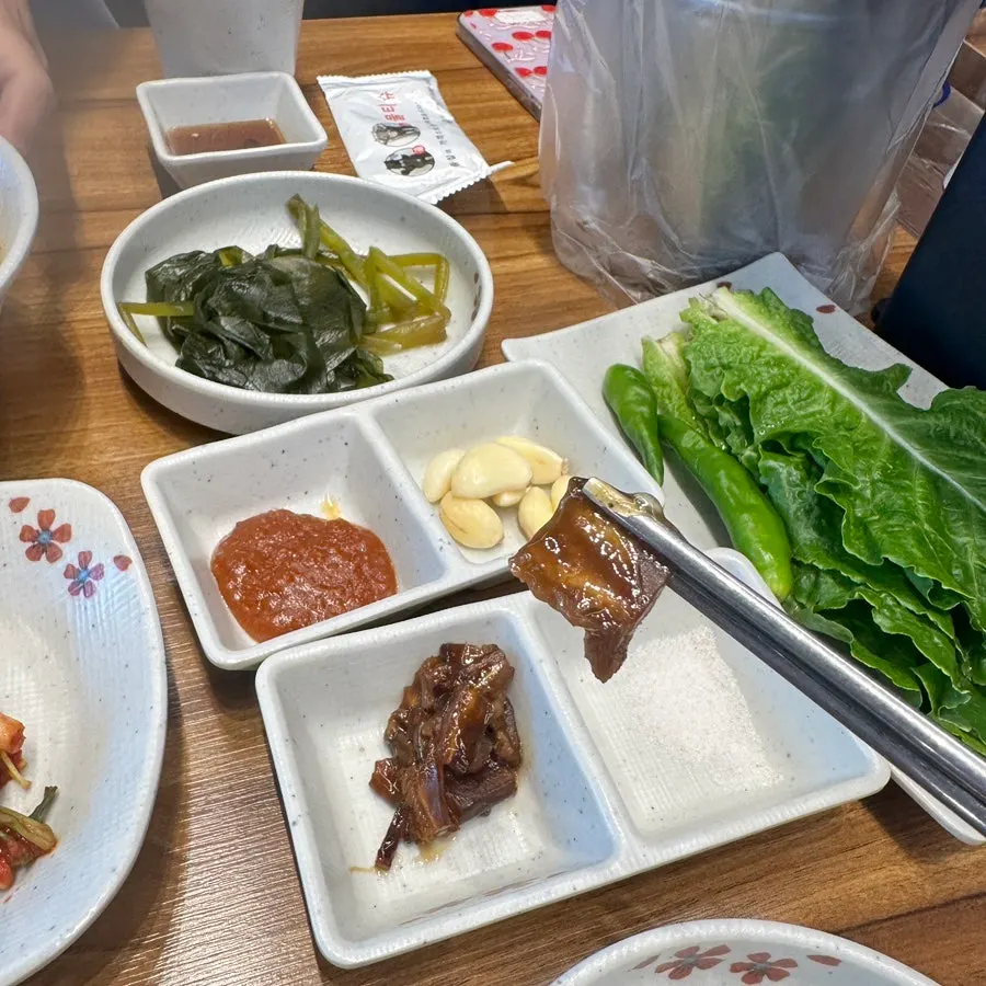 소금에 찍어 먹는 소 생갈비