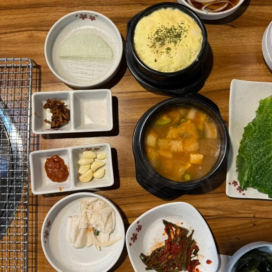 계란찜과 된장찌개 명이나물 밑반찬 한 상