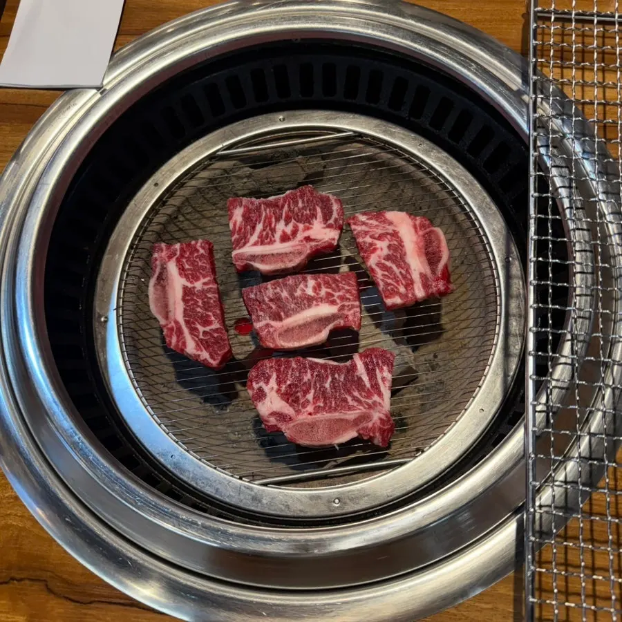 불판 위에서 구워지는 소 생갈비
