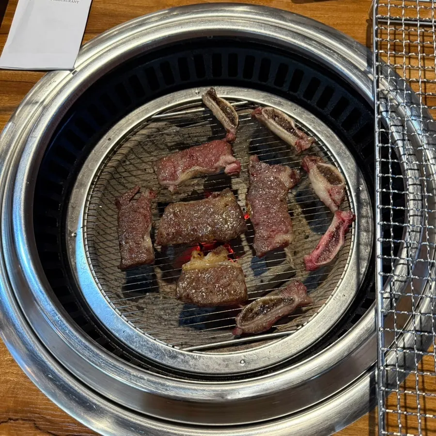 직원이 구워주는 소갈비 굽기 과정