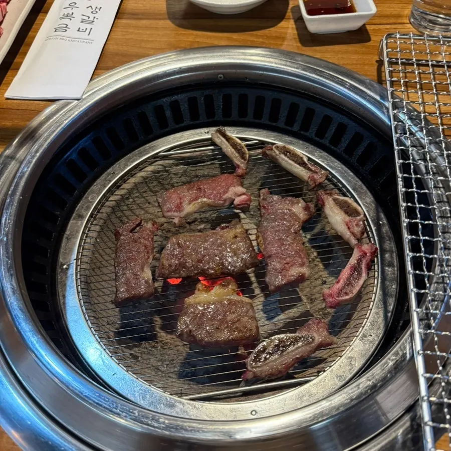 특제 소스에 찍어 먹는 소갈비 한 점