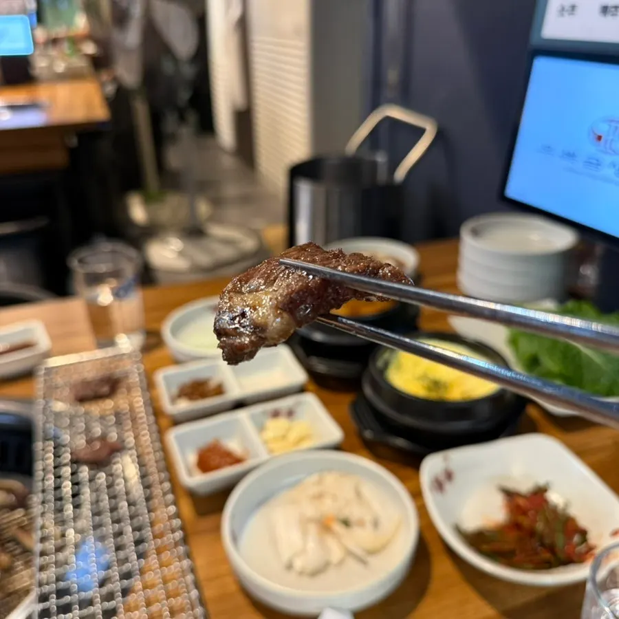 두툼하게 구워진 소갈비 클로즈업