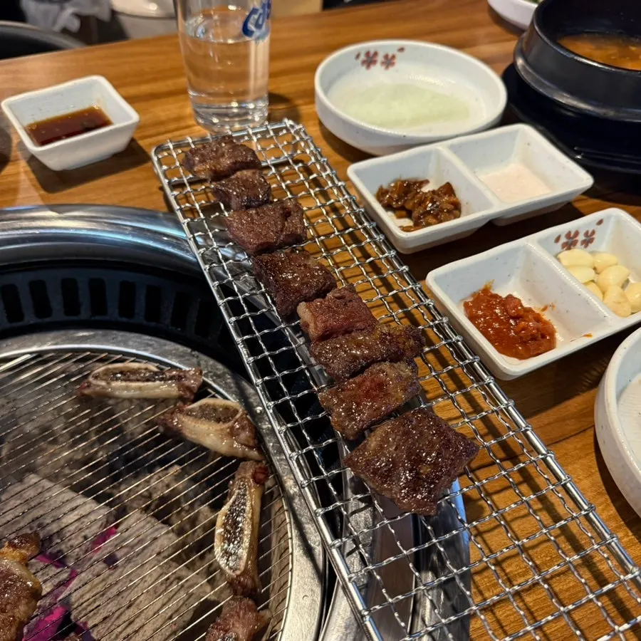 잘라서 올려주는 소갈비 고기