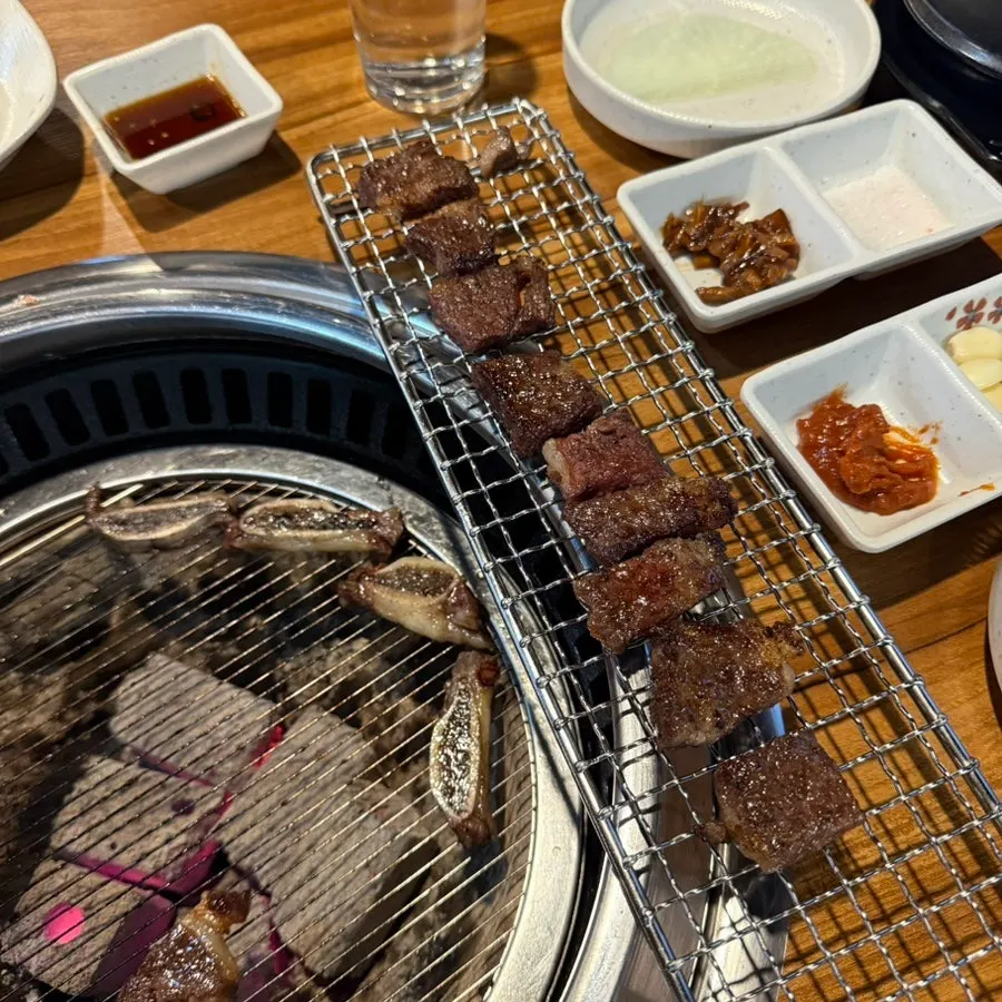 불판 가장자리에 올려둔 구운 갈비
