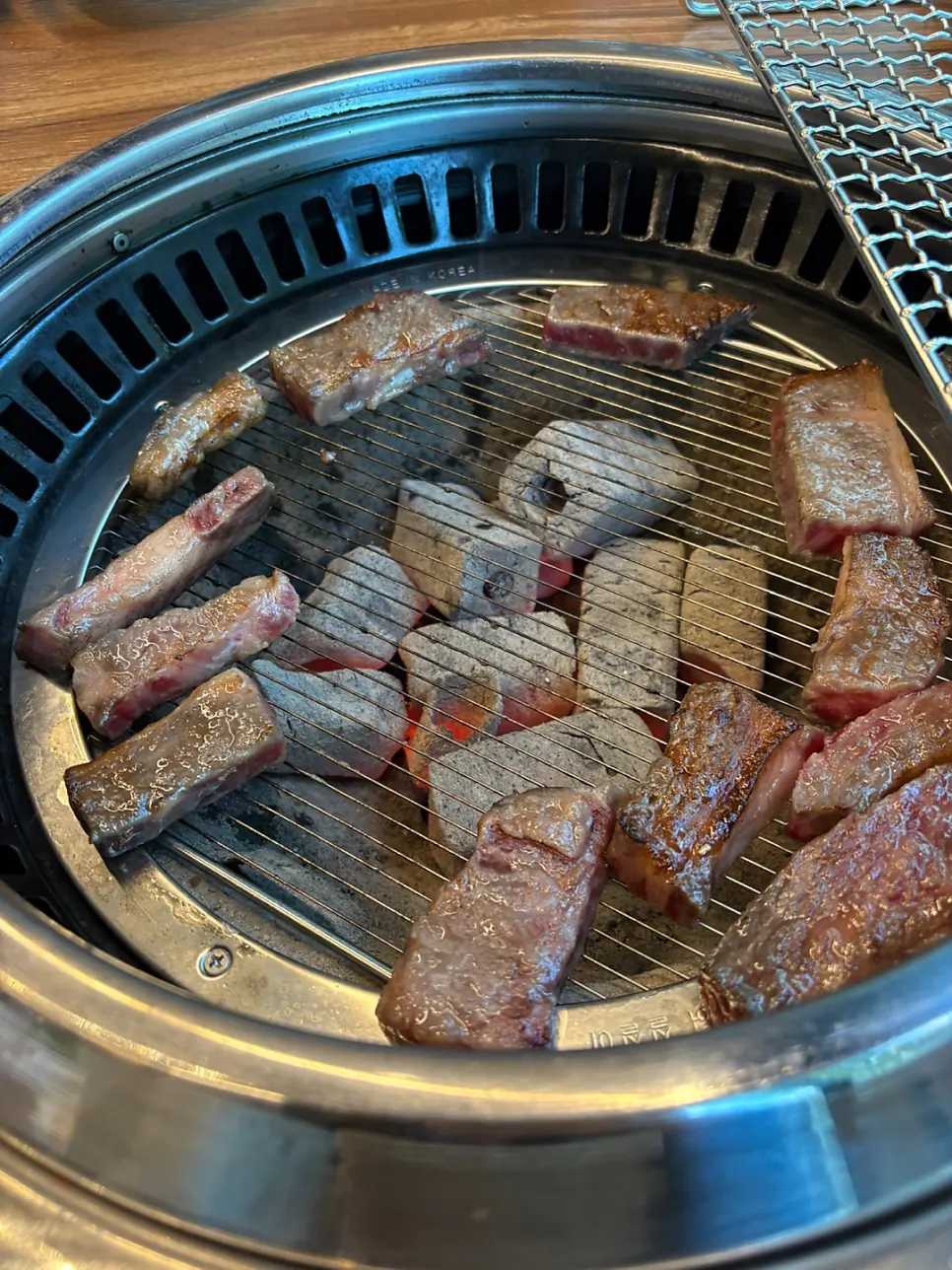 참숯 화로가 놓인 고깃집 자리