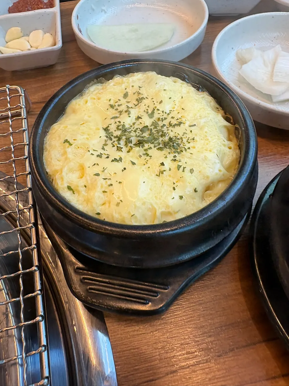 참숯 위에서 구워지는 두툼한 생갈비