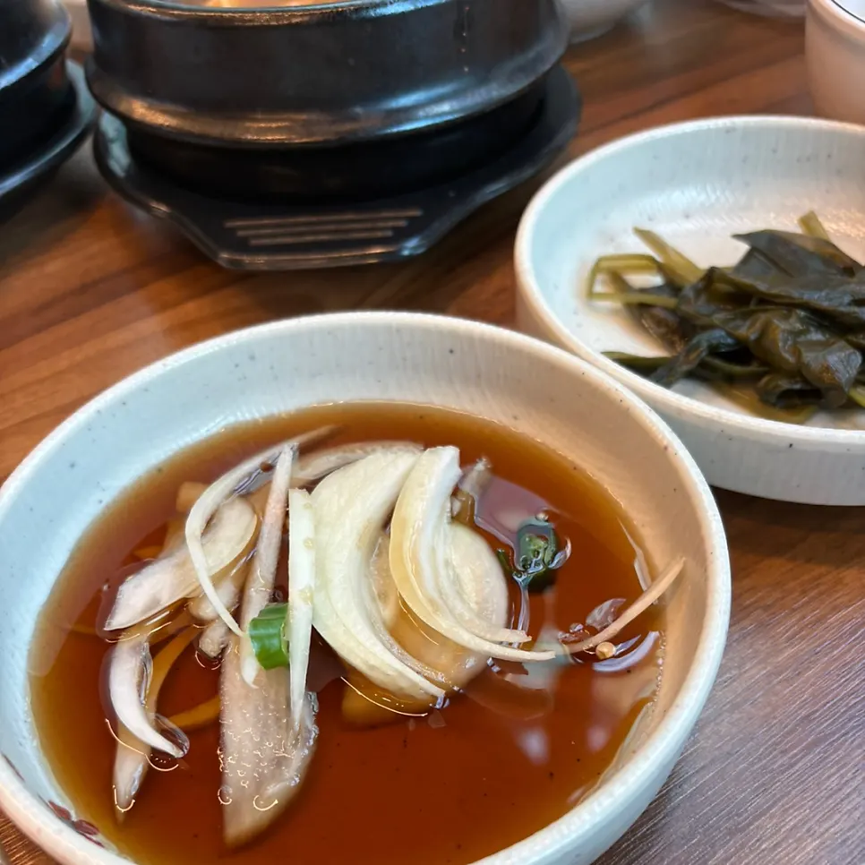 육즙이 흐르는 구운 소 생갈비 한 점