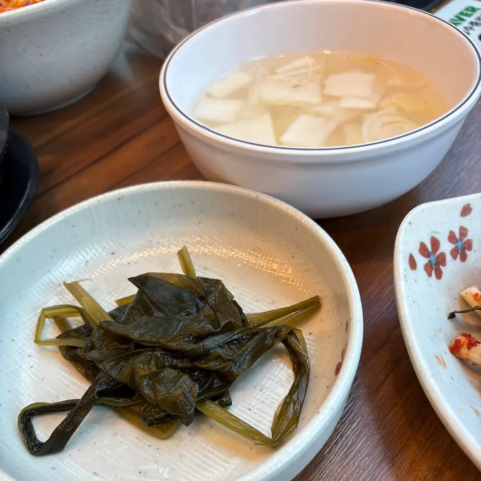 콩나물무침과 명이나물 등 기본찬