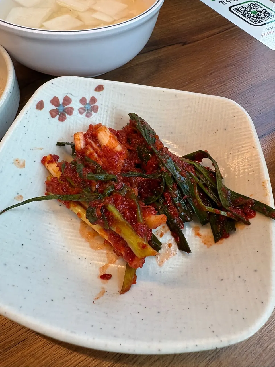 살얼음 동치미와 백김치 등 밑반찬