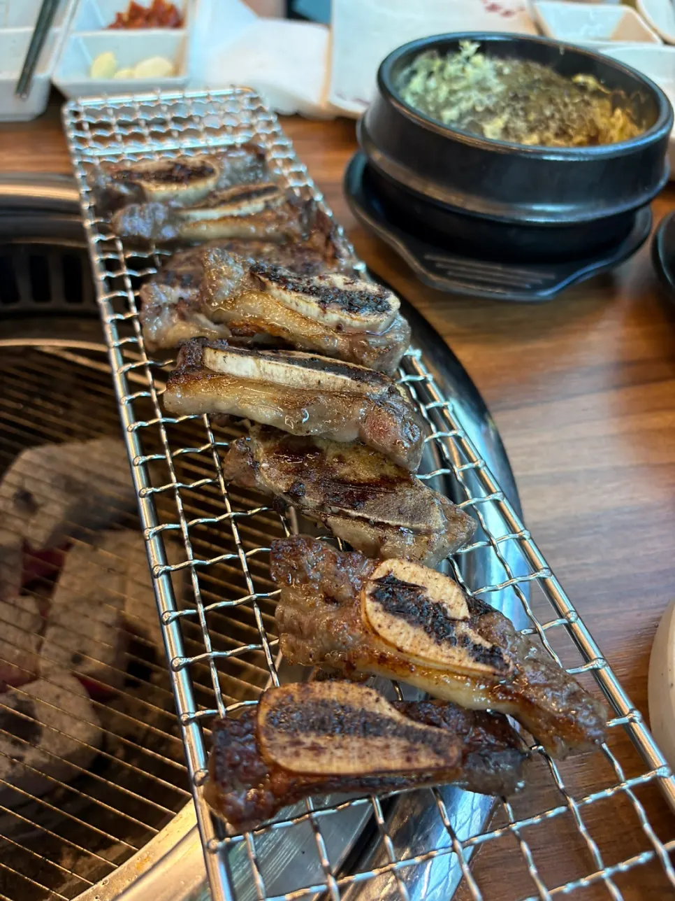 구운 갈비와 파김치를 곁들인 모습