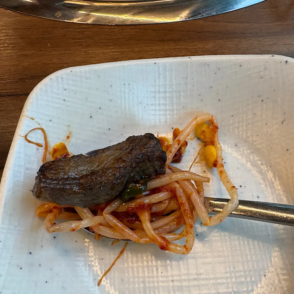 뼈에 붙은 살까지 발라 먹는 생갈비