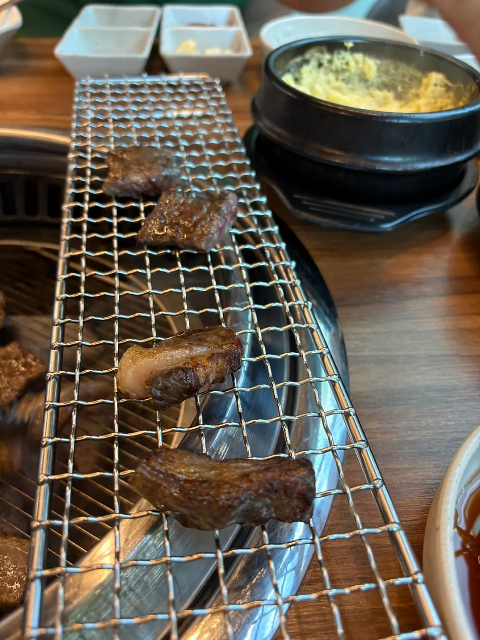 명이나물에 싸 먹는 숯불 소갈비