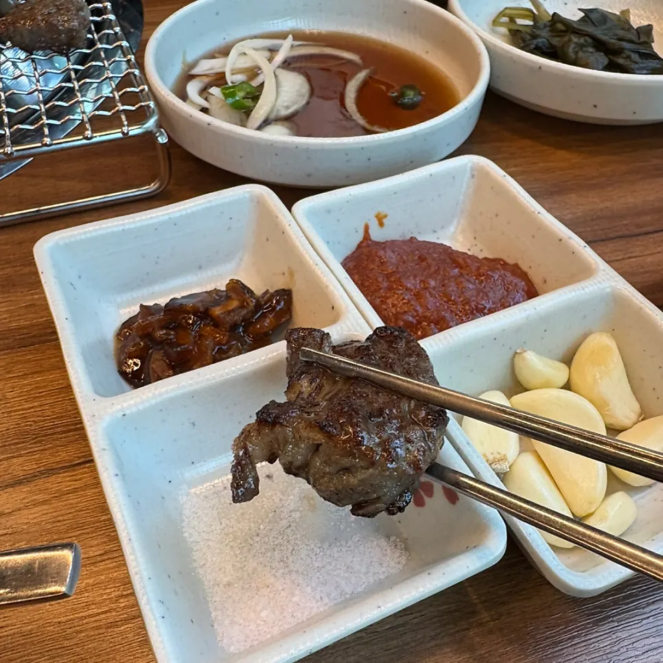 밥 위에 올린 소 생갈비 한 점