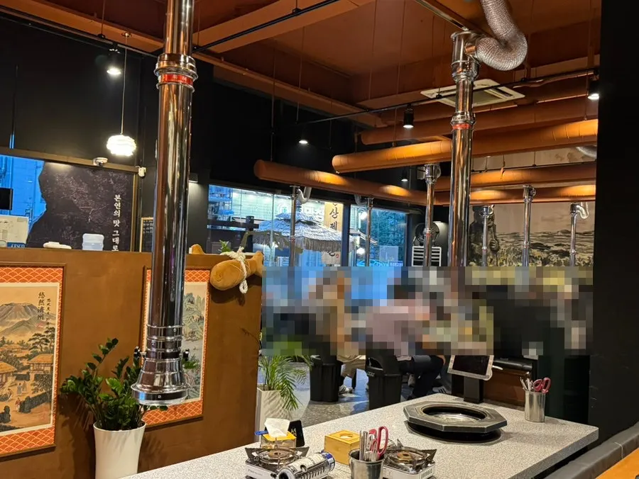 대형 테이블이 놓인 제줏간 홀