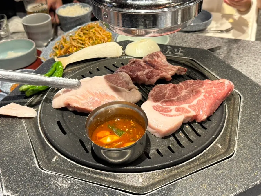 두툼하게 나온 흑돼지 오겹살