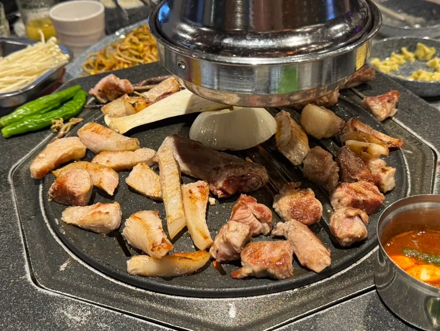 불판에서 구워지는 제줏간 흑돼지