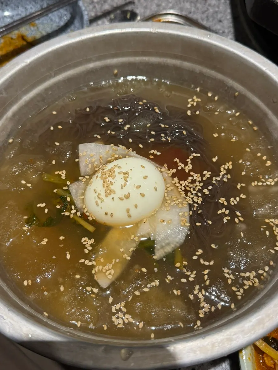 끓고 있는 김치전골 클로즈업
