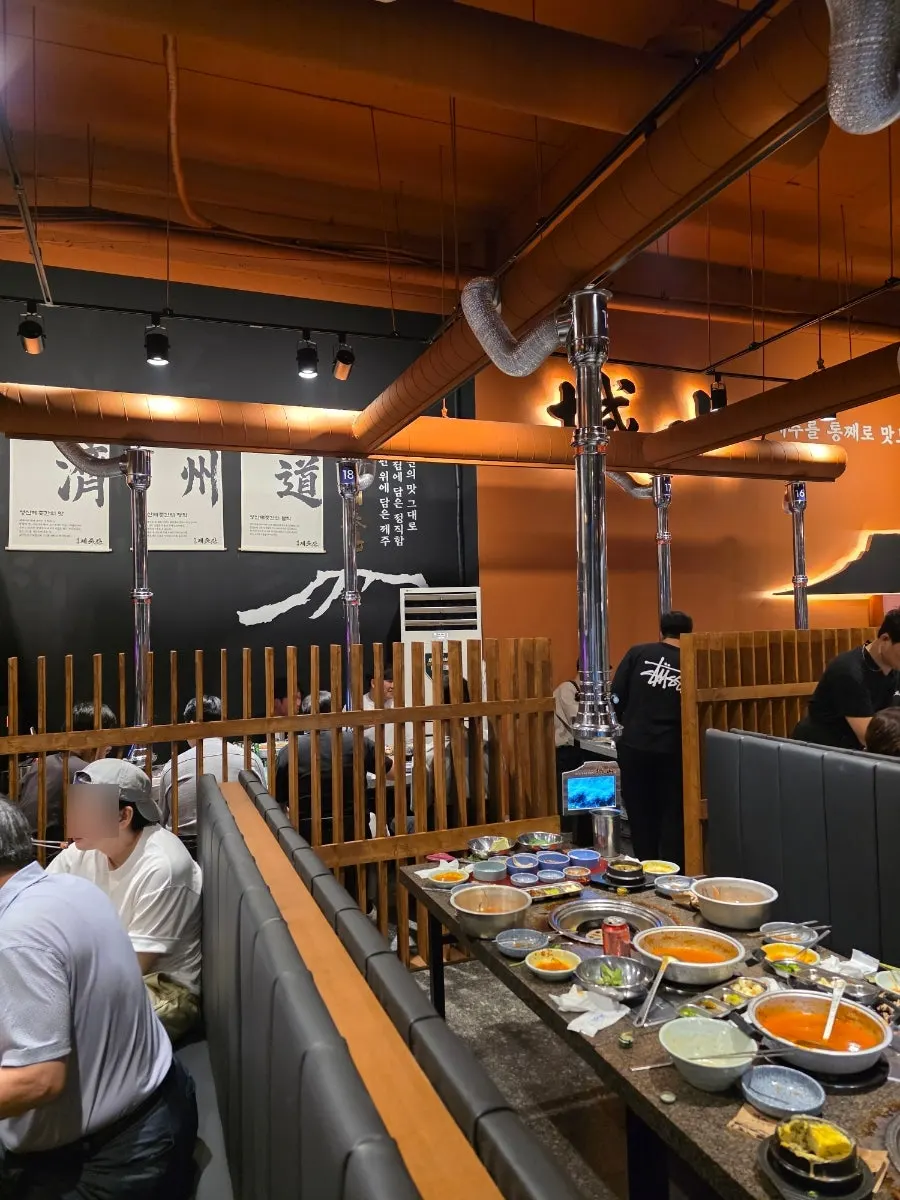 Table setting of meat and side dishes at Seongsan Jejutgan