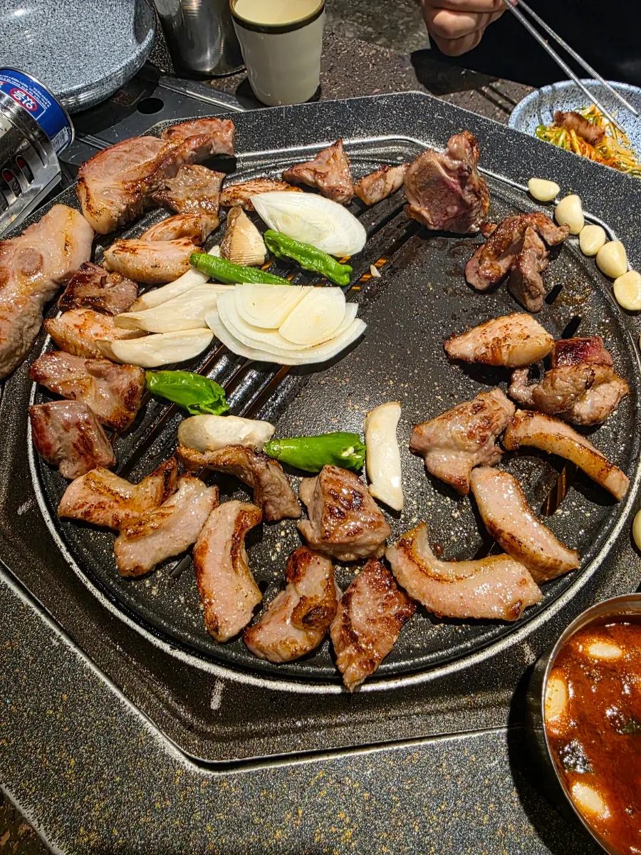 Grilled pork with side vegetables at Seongsan Jejutgan