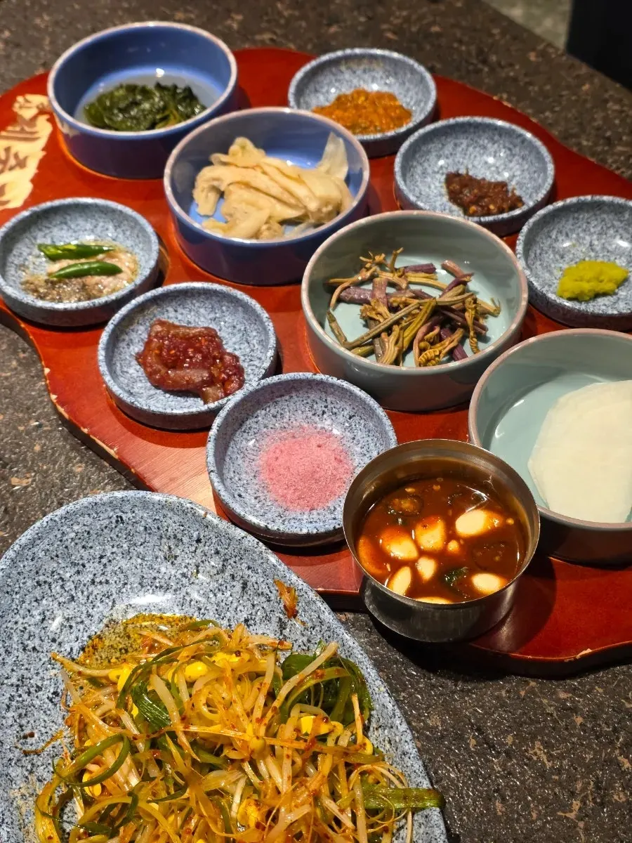 Seating area at Seongsan Jejutgan Jeonju Sin-sigaeji