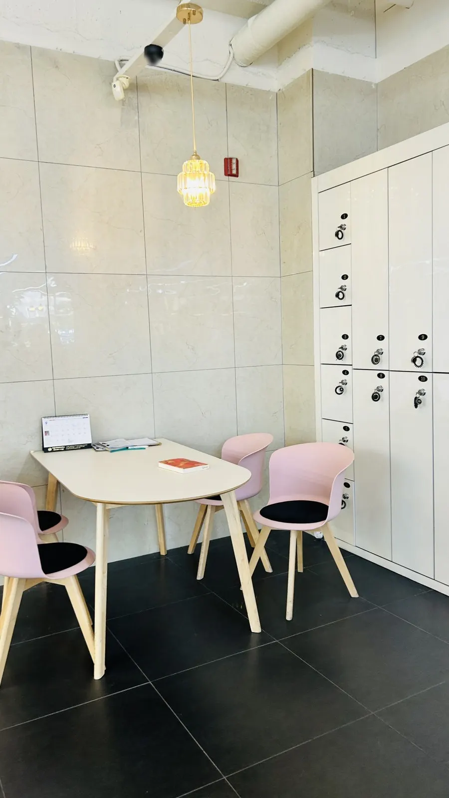 Private shampoo room and scalp care space