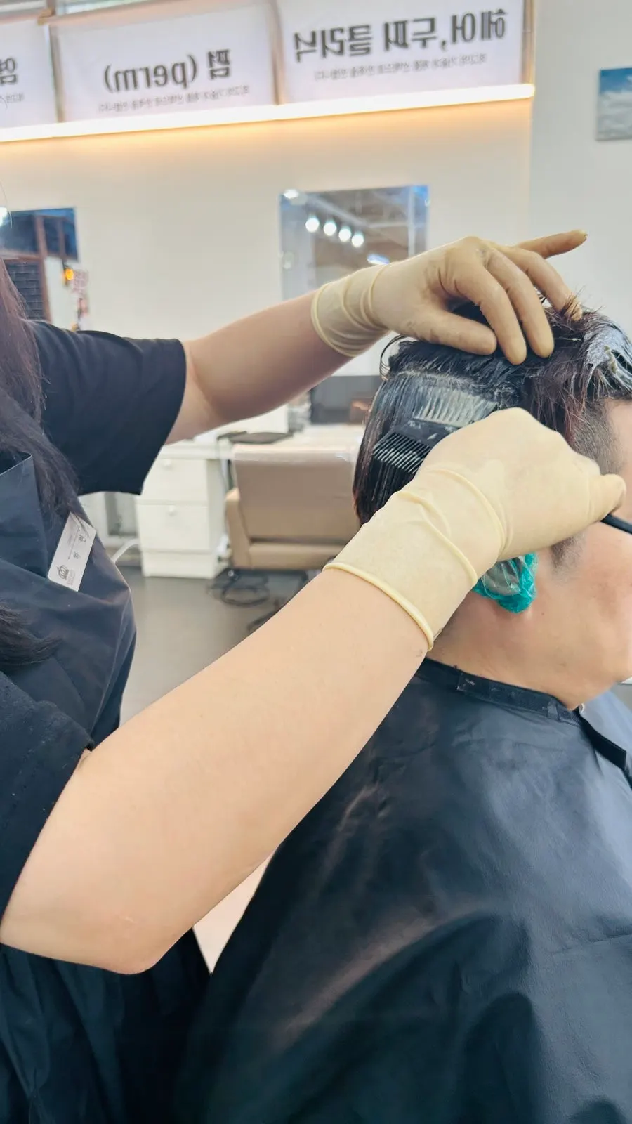 Designer Hayeon performing the men's dye treatment