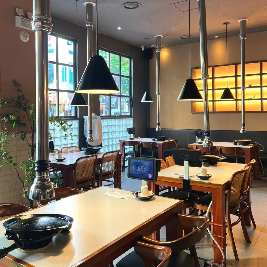 Emotional, atmospheric interior of Mongyudo Sinsigaji Branch