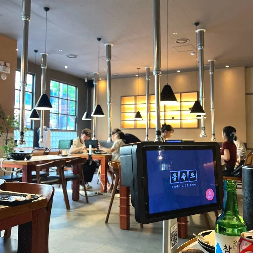 High-ceilinged hall seating at Mongyudo Sinsigaji Branch