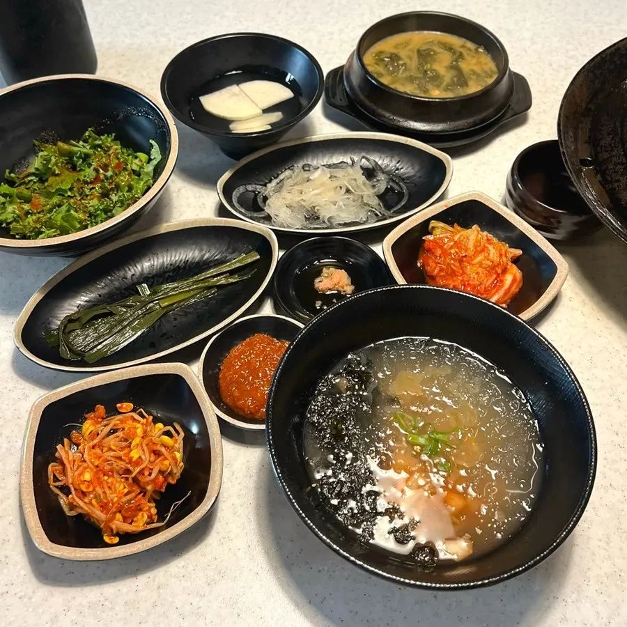 Mongyudo's 2-person set spread with barley tea
