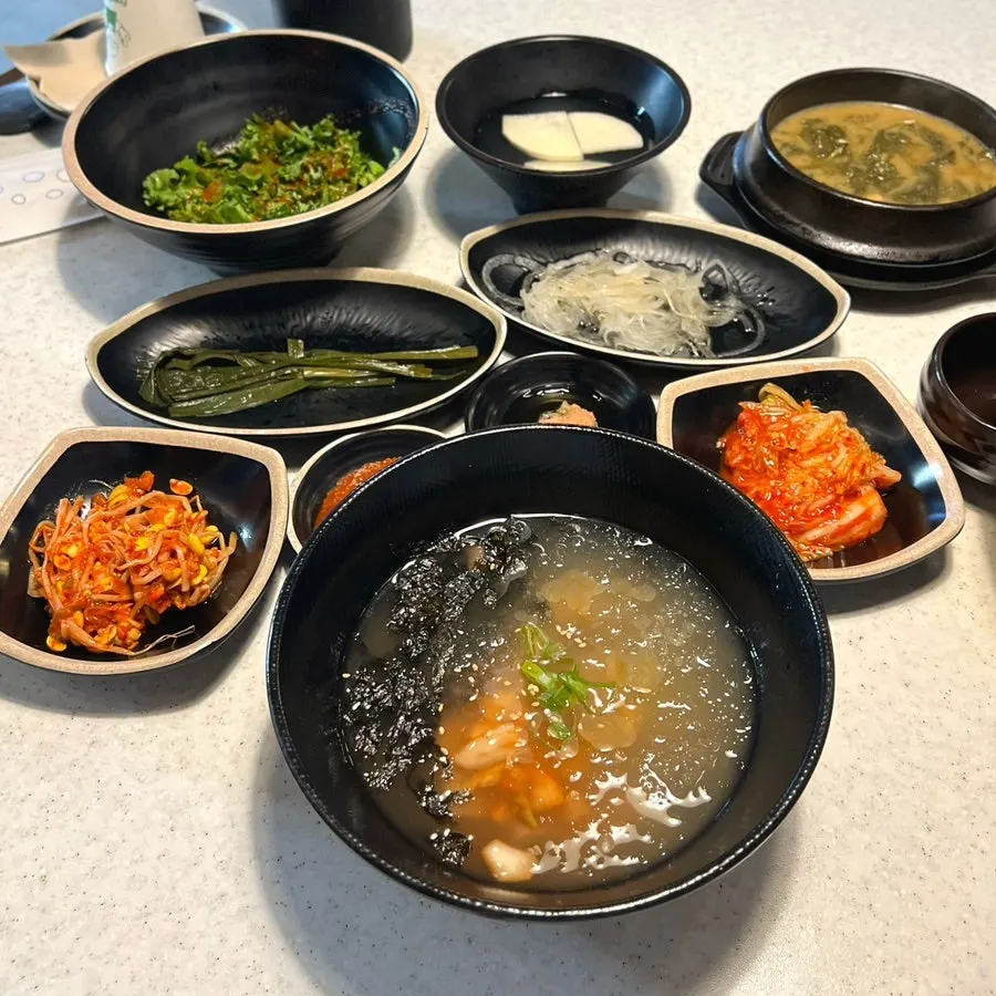 Mongyudo side dishes including lettuce salad and wild garlic leaves