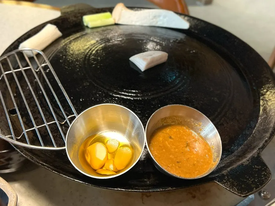 Mongyudo's teokmokssal kimchi stew in an earthenware pot