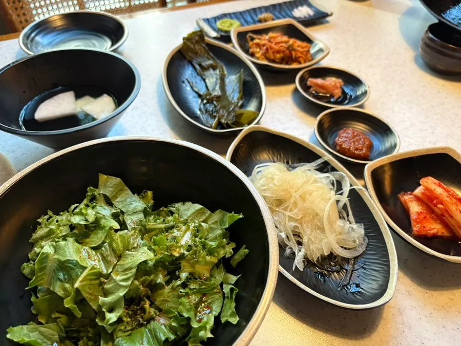 콩나물 김치 양파절임 명이나물 등 기본 밑반찬 상차림