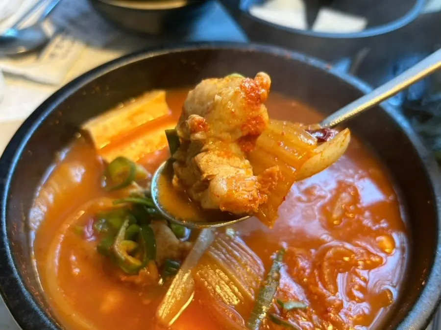 삼겹살이 가득 들어간 김치찌개 클로즈업