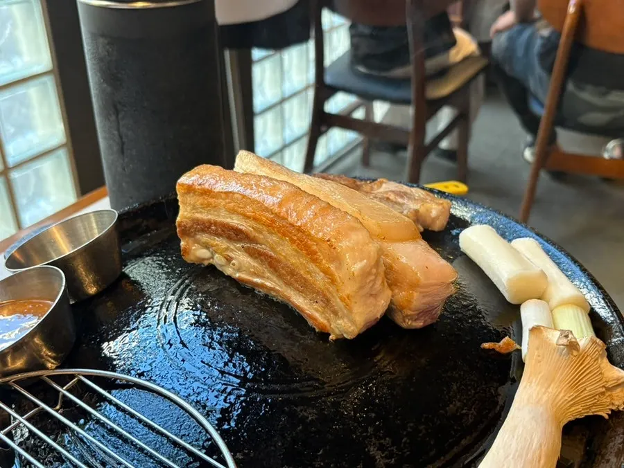 직원이 초벌 고기를 구워주는 몽유도 불판
