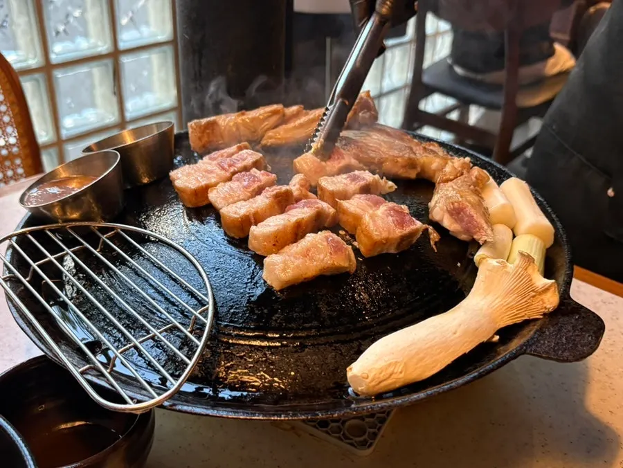 노릇하게 구워지는 삼겹살과 목살