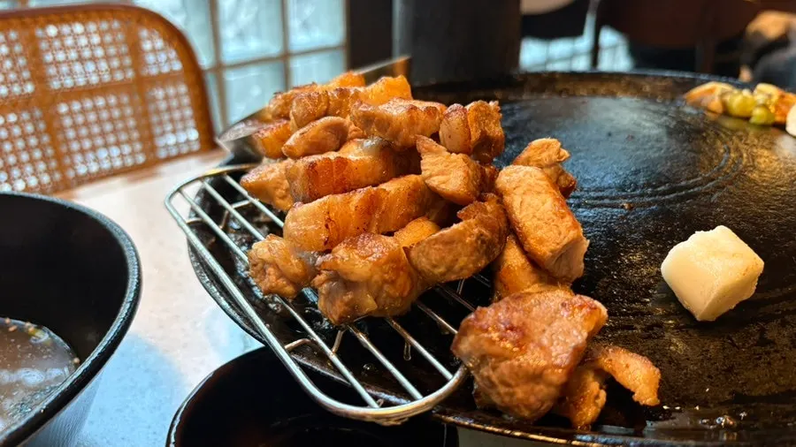 살코기와 지방 밸런스가 좋은 두툼한 구운 삼겹살