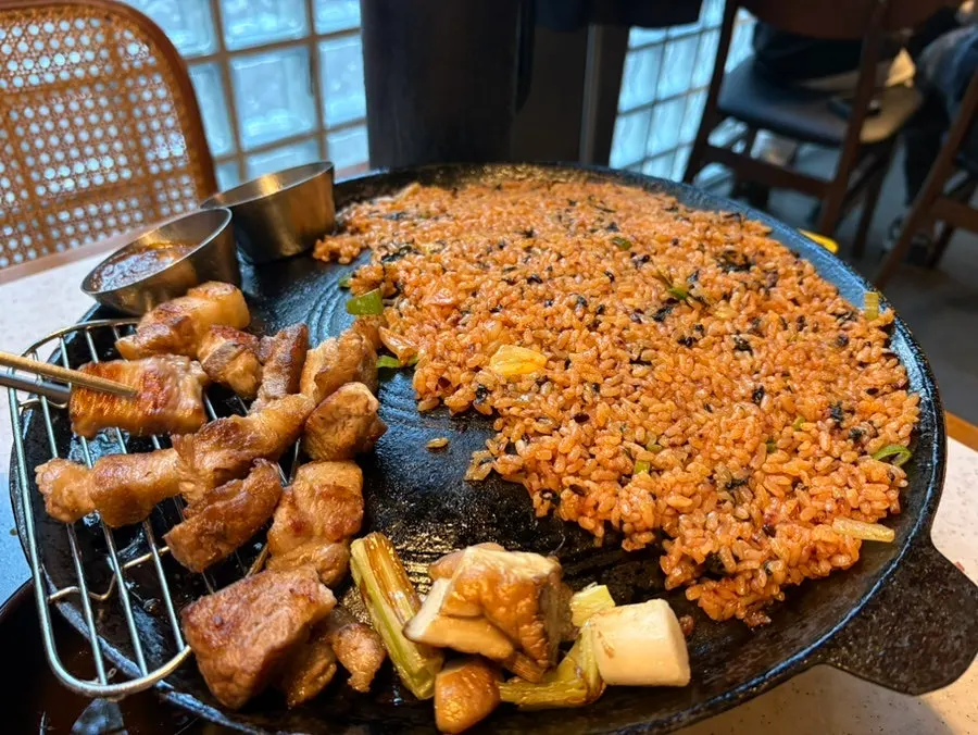 고기와 냉면이 함께 놓인 몽유도 테이블